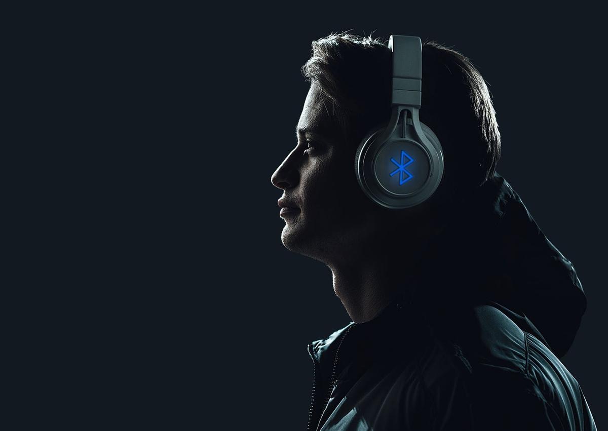 Man wearing Bluetooth headphones (From: Pexels)