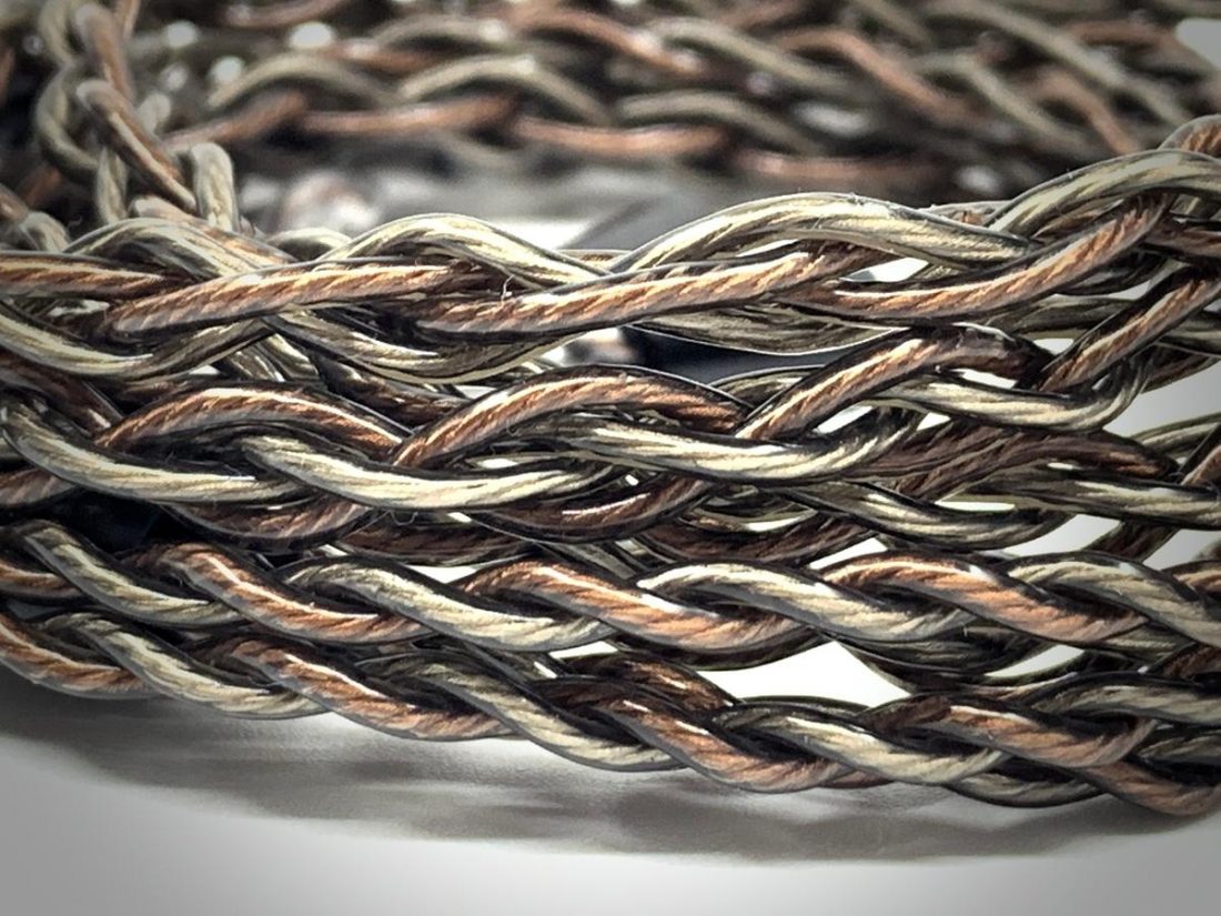 The cable is made of four twisted silver-plated OFC wires.