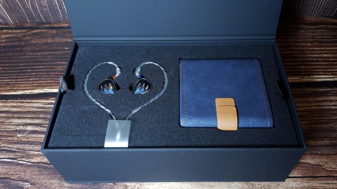 The earphones and the cable attached on them are organised in a heart shape.