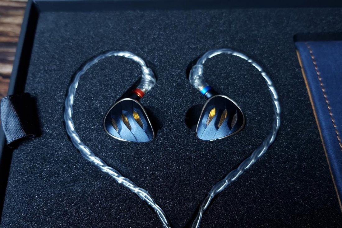 A closer look at how the 2 earpieces are placed in a heart.