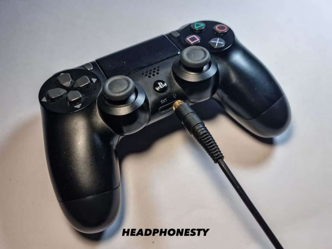 Headphone plugged on PS4 controller