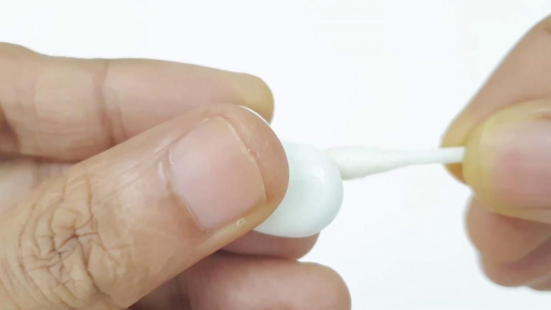 Cleaning the contacts and sensors with a cotton swab (From: Tech & Lifestyle /Youtube)