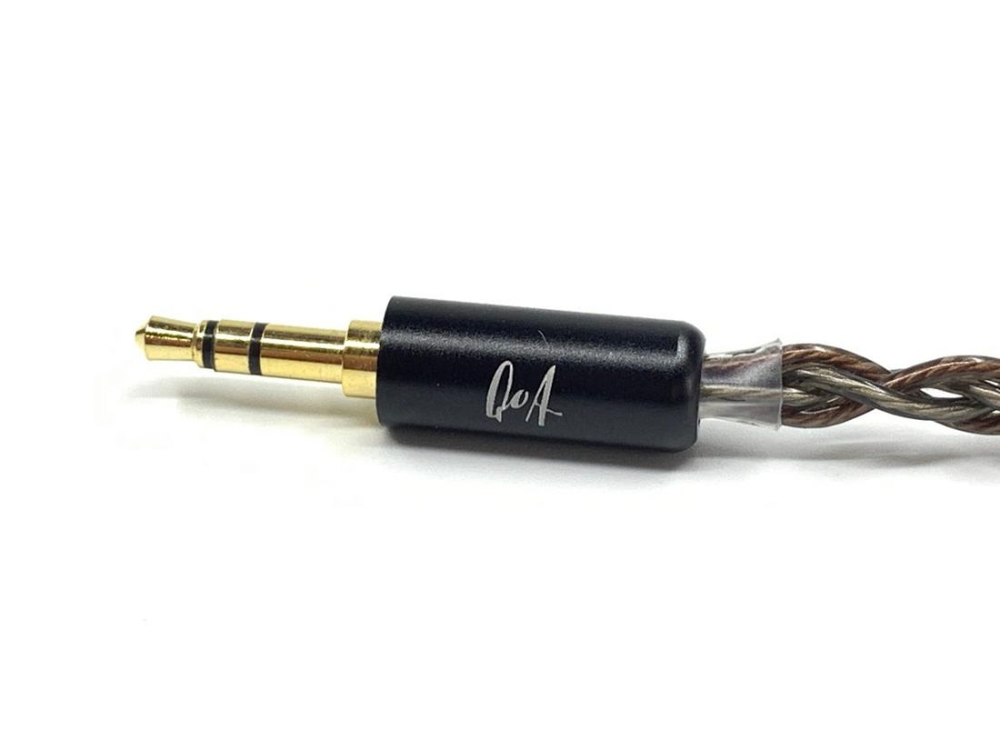 The premium cable of the Vesper is terminated with 3.5mm unbalanced jack.