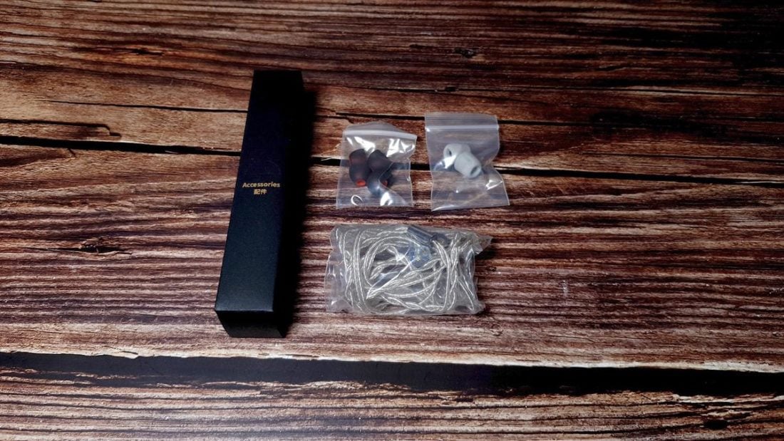 A long paper box contains the cable and the ear tips.