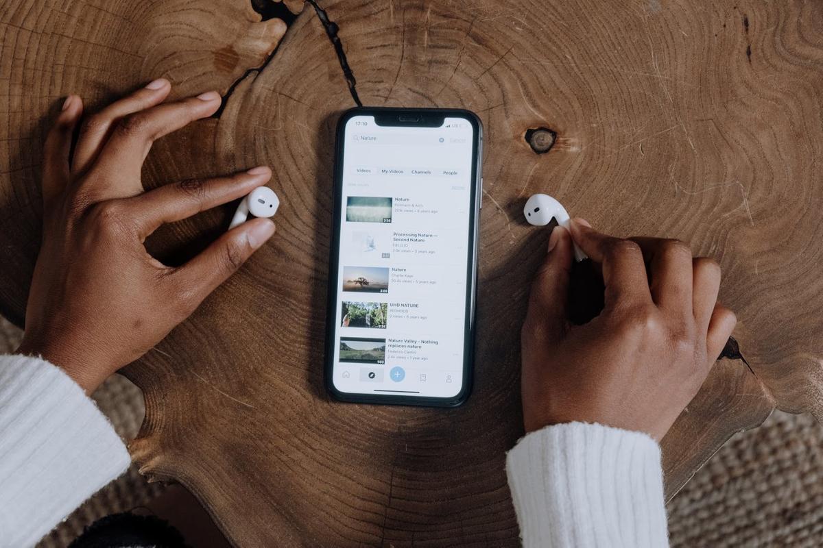 Apple AirPods Tips and Tricks (From: Pexels)