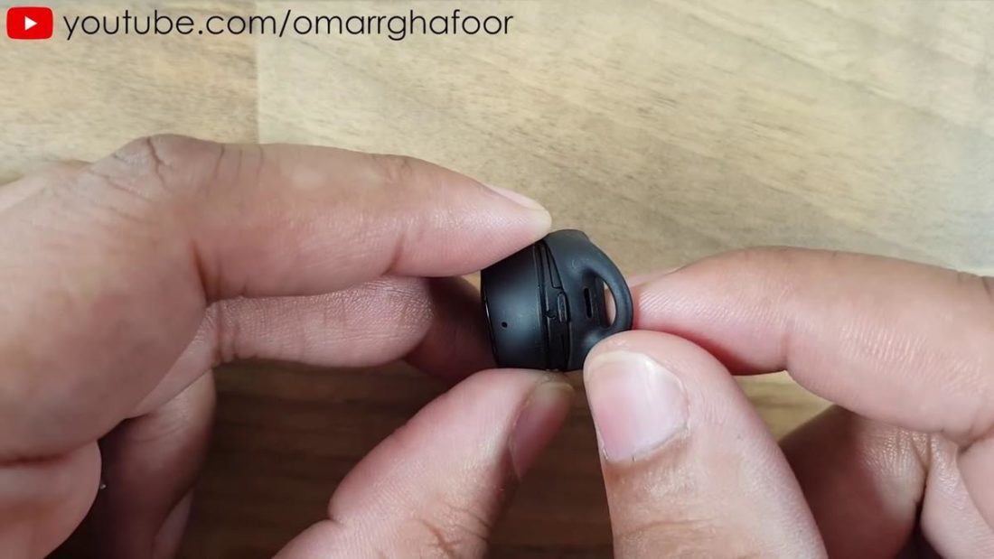 Peeling the rubber cover off the Gear IconX (From: Omarr Ghafoor/Youtube) https://www.youtube.com/watch?v=IUy4wLC3Lr0