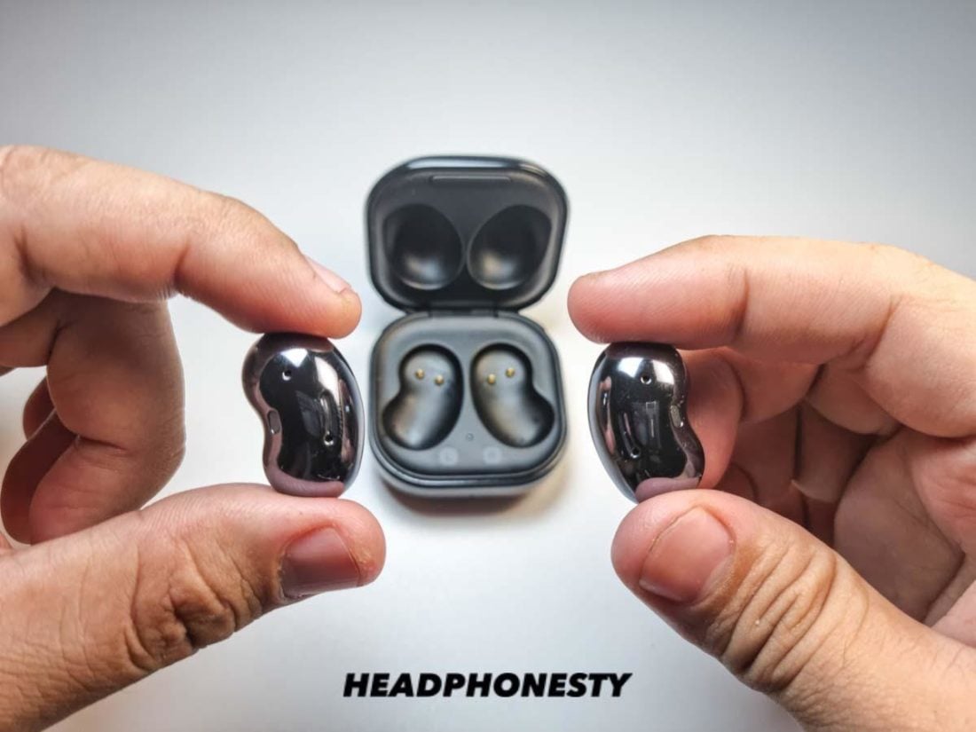 Removing Galaxy Buds live from case