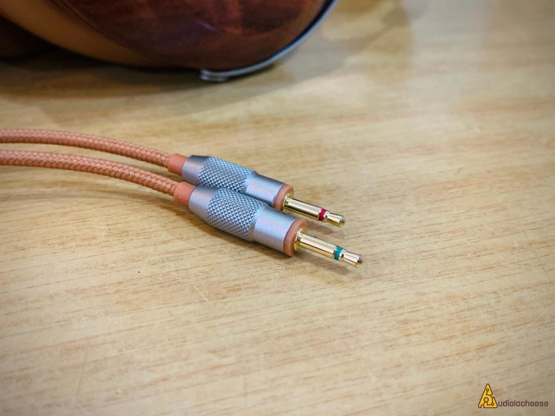 On the headphone’s side, Sivga uses 2.5mm dual-mono tip-sleeve (TS) jacks. This type of jack is used by Hifiman on their older HE4XX and Audioquest Nighthawk.