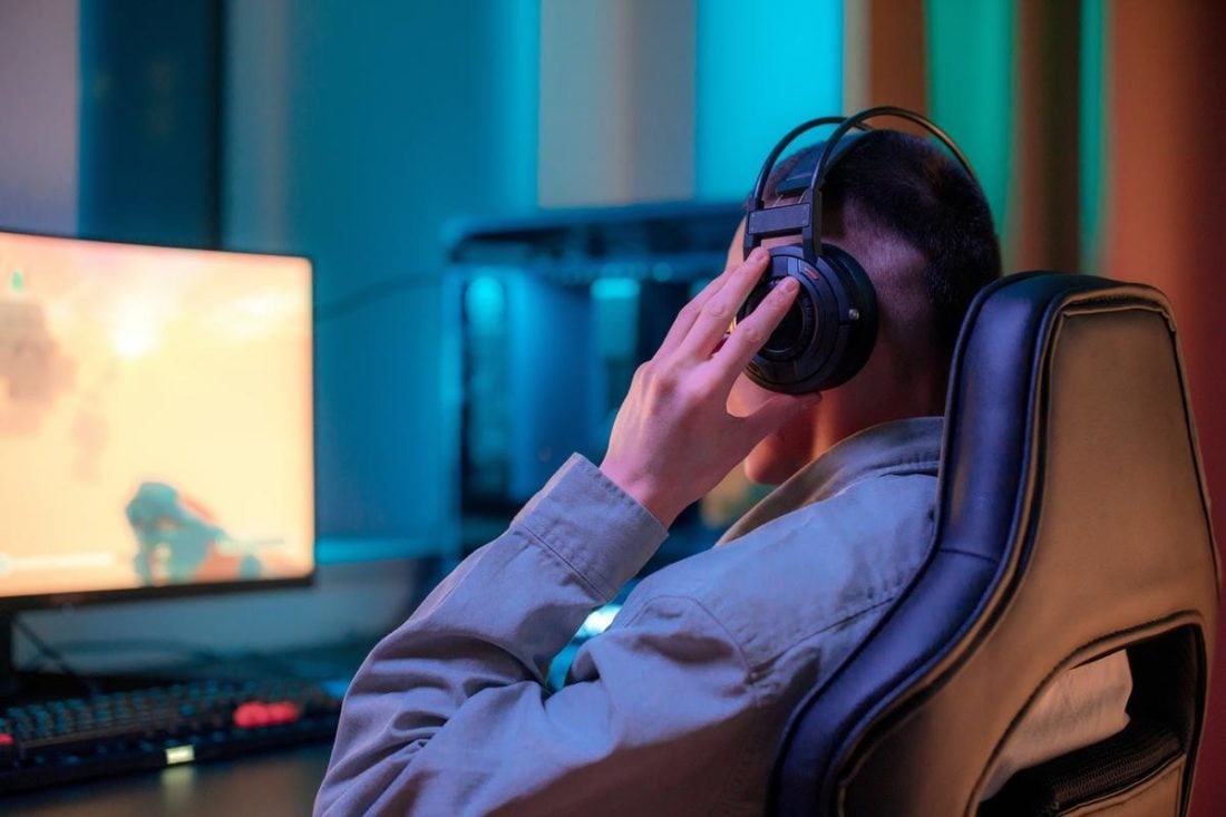 Man wearing gaming headphones (From:Pexels).