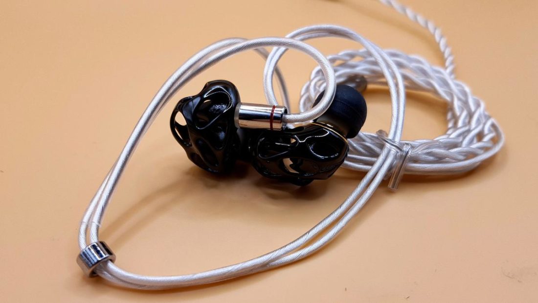 The cable Y-split follows the metallic colour scheme of the BL-A8.