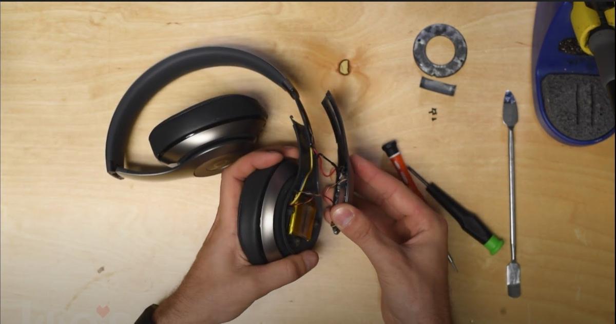 Open up the hinge by pulling down the ear cup. (From: YouTube/Joe's Gaming & Electronics) https://www.youtube.com/watch?v=kB0Cv-M3wAM