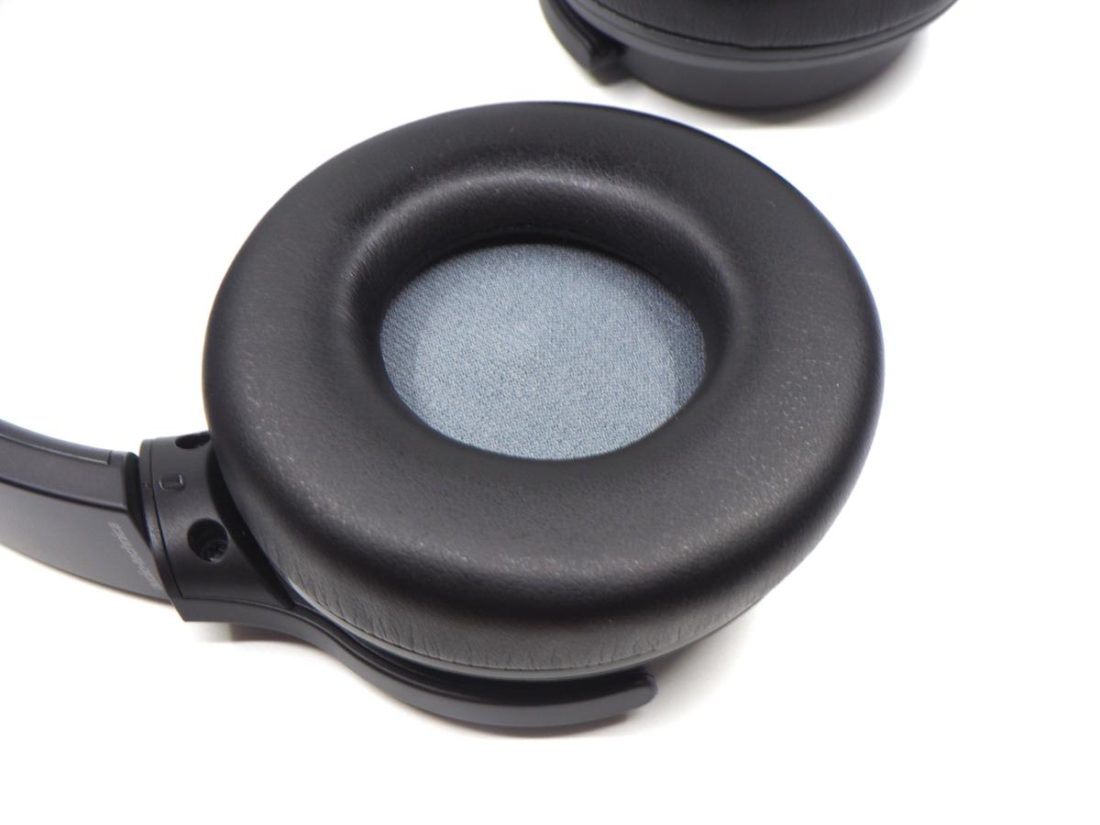 The synthetic leather ear pads give users a premium feel, despite the low price.