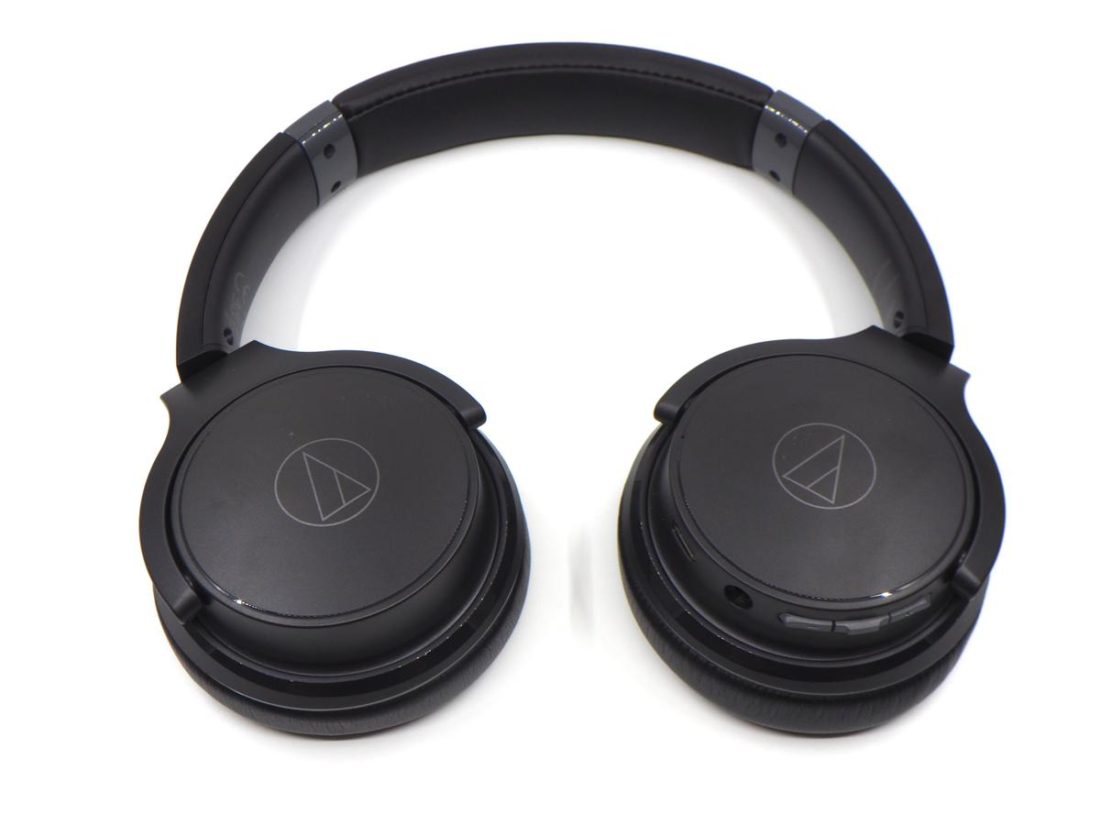 The ear cups can be twisted and the headphones can be placed flat on a table.