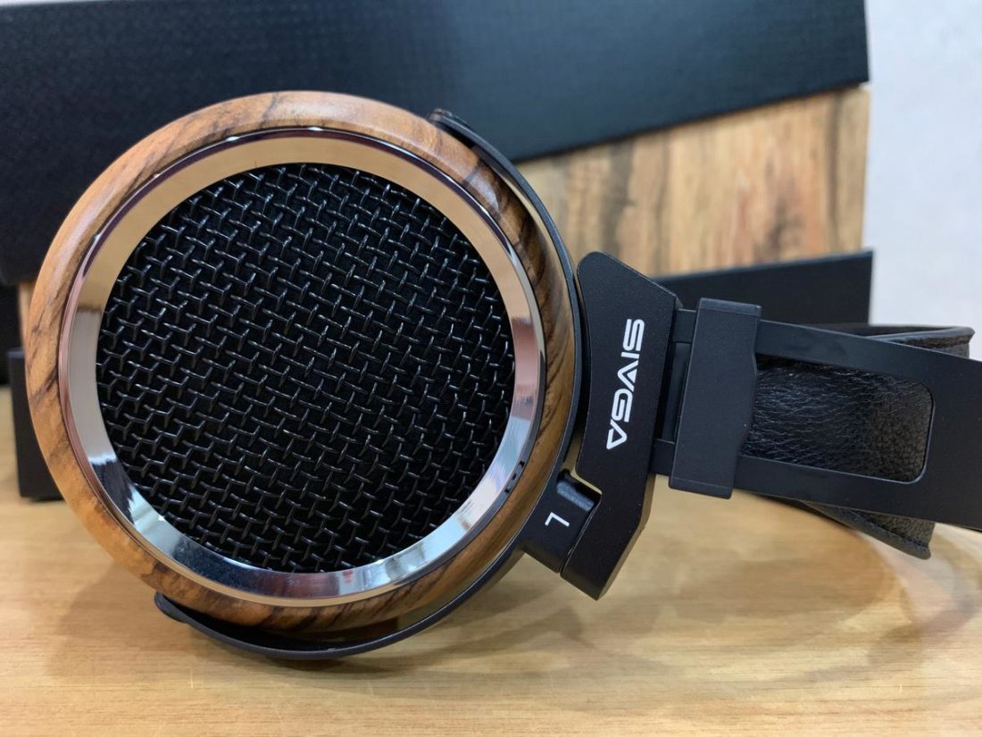 The Phoenix’s warm and lush sound signature is definitely one of the selling points of them, together with the premium zebra wood ear cups and comfortable wearing experience.