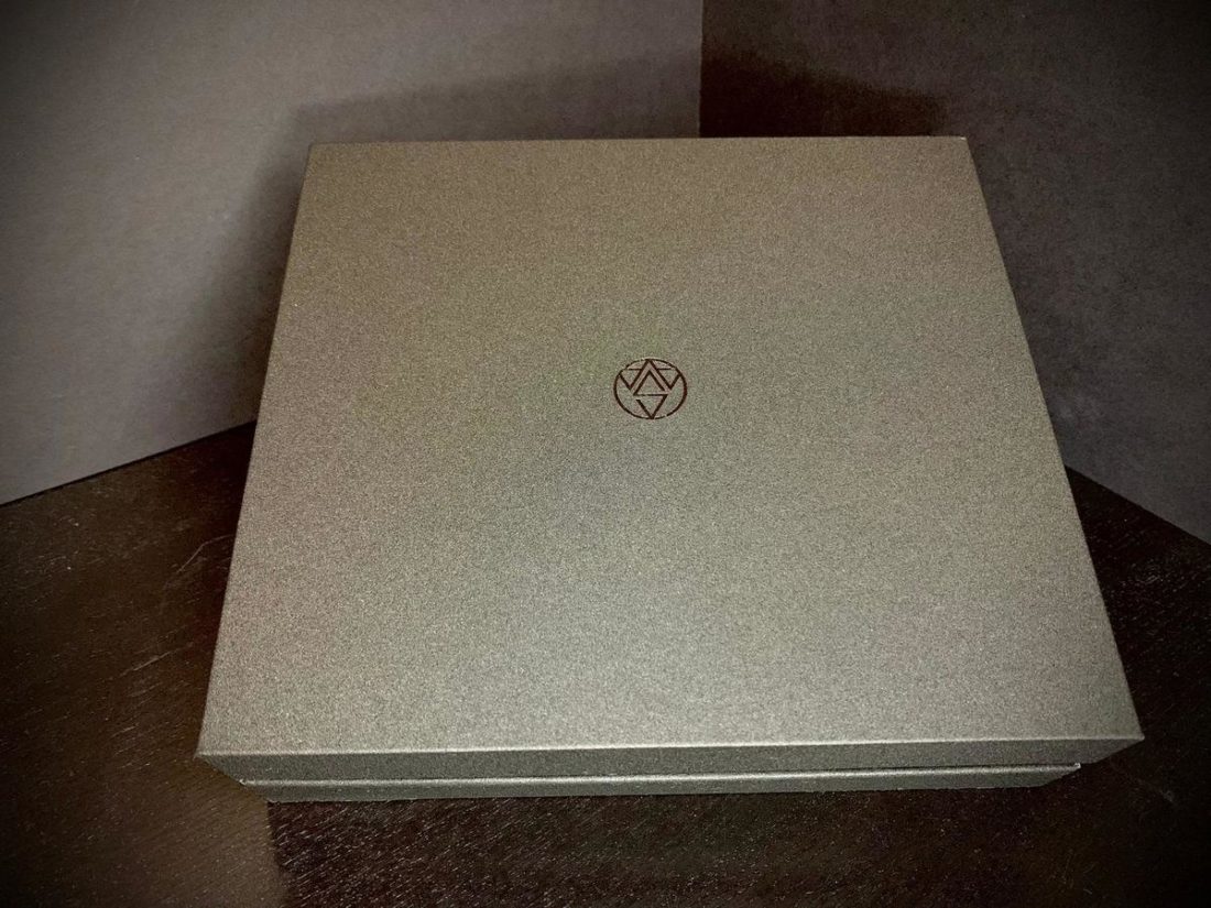 The inner box of the Mangird XENNS UP has the Mangird logo emblazoned on it.