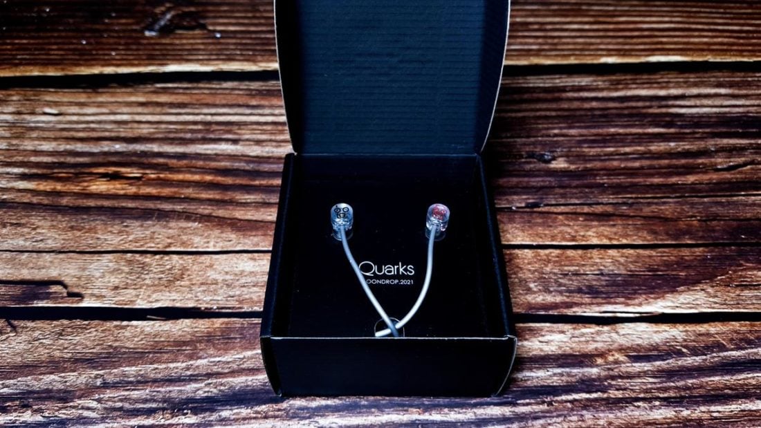 The colour scheme indicates the left/right for the earphones. Red for the right side, black for left side.