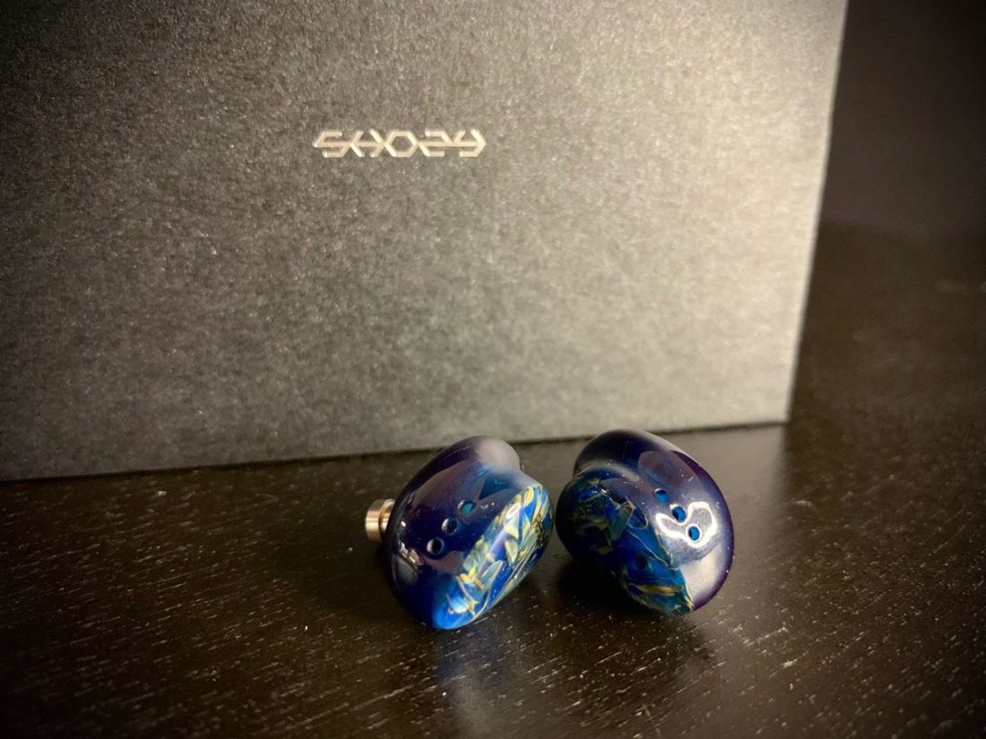 The outer packaging of the Ceres look dull, but the IEMs inside are exuberantly colorful.