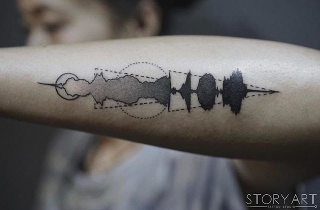 An amazing side-arm sound wave tattoo. (from: Twitter/StoryArt) https://twitter.com/skinmotionapp/status/1131451733882937345