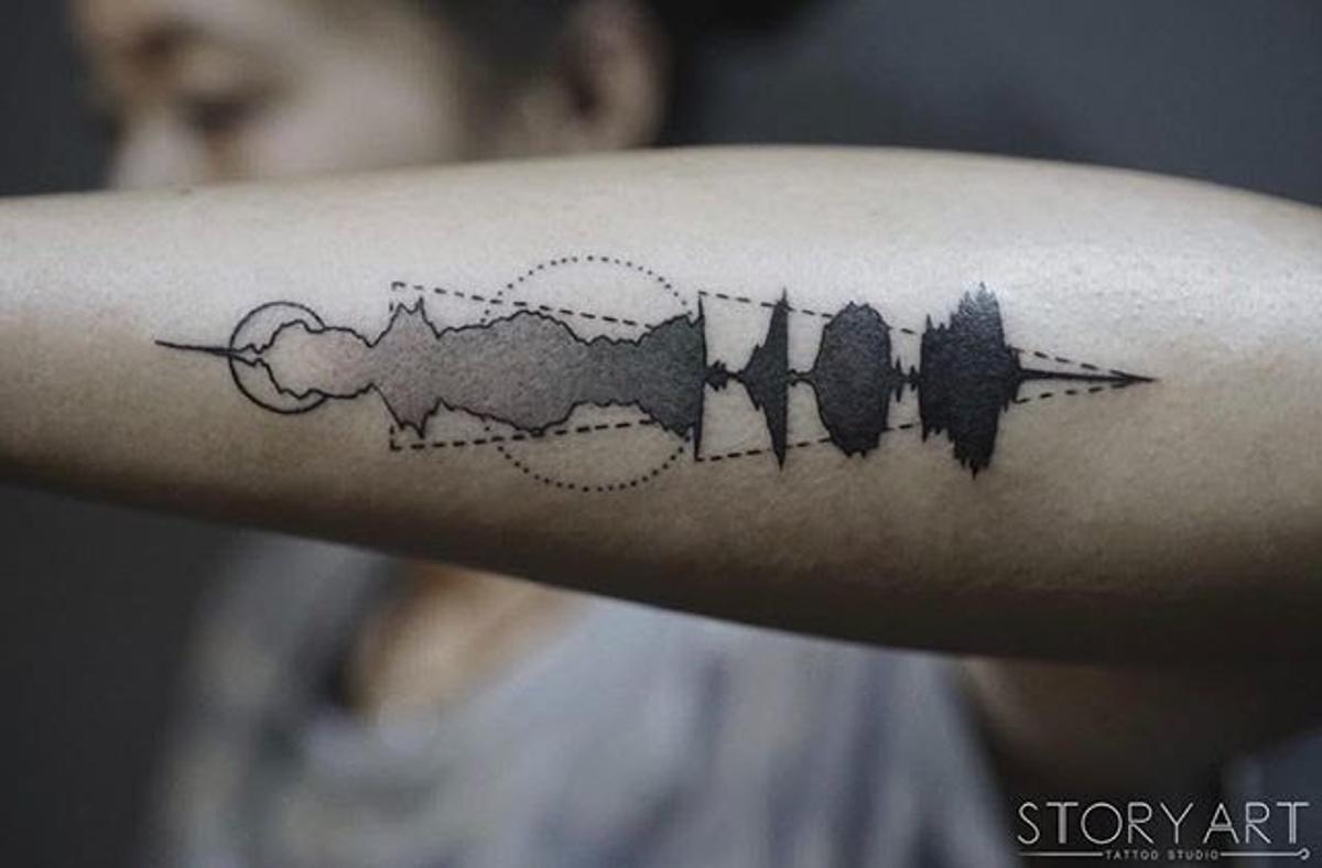 A forearm sound wave tattoo. (From: Twitter/StoryArt)