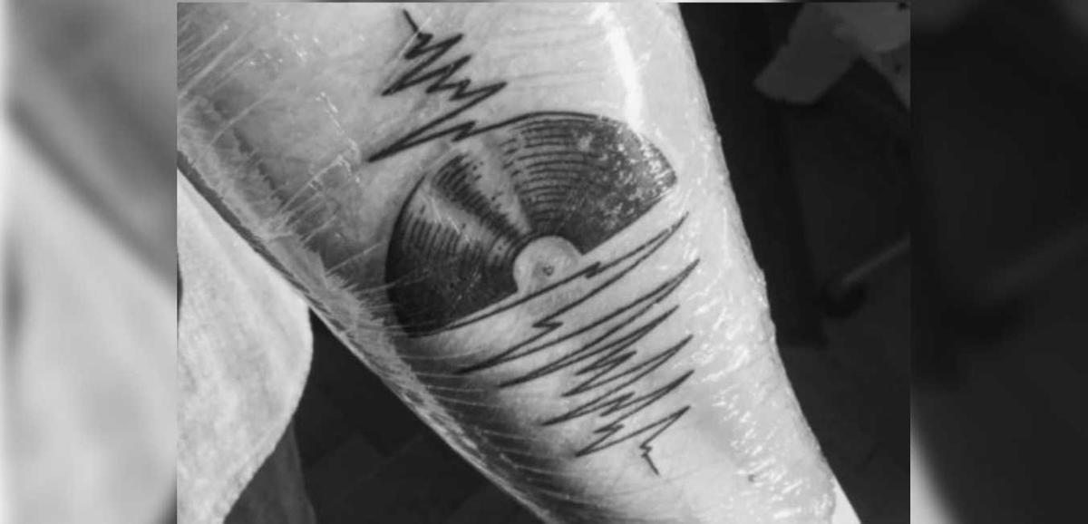 A vinyl sound wave tattoo. (From: Tattoodo/Giacomo Turra)