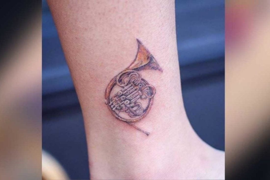 A hand-poked french horn to express your love for the instrument. (from: tattoofilter/Gallery Arles) https://www.tattoofilter.com/artists/galleryarles