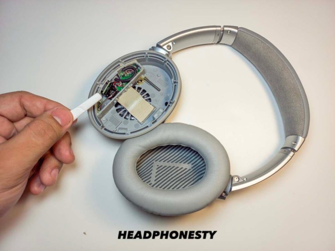 Kabel tembaga di dalam headphone Bose