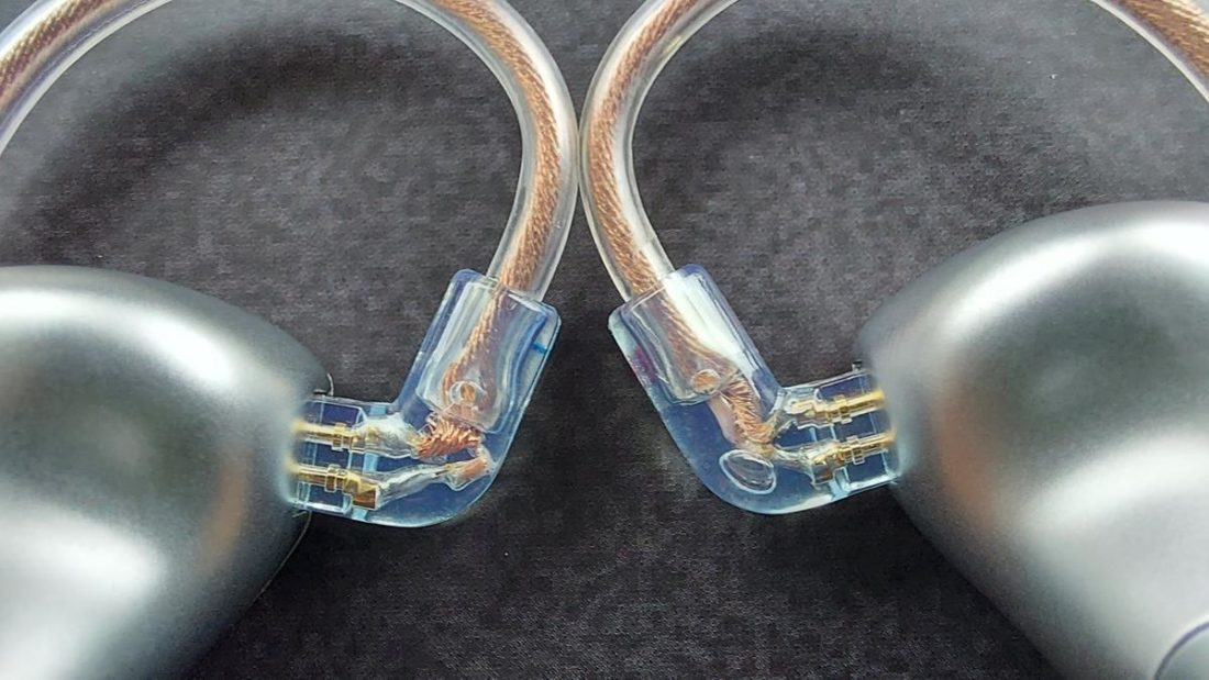 The 2-pin connection is secure and the nozzle collars hold the ear tips securely.