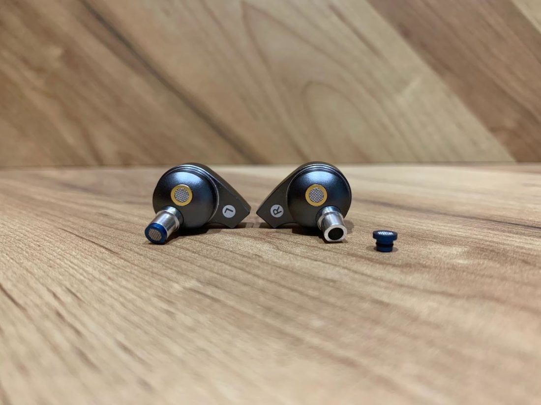 The treble damper (blue damper) can be pushed into the nozzle (left earpice) or taken out (right earpiece) to affect the frequency response of the treble region.