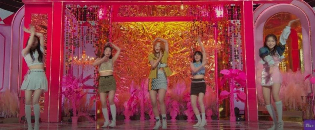 Red Velvet members perform together on stage. (From: Youtube/KBS Kpop)