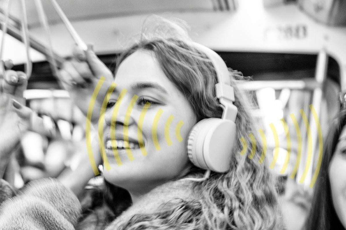Wearing headphones with sound leakage on subway