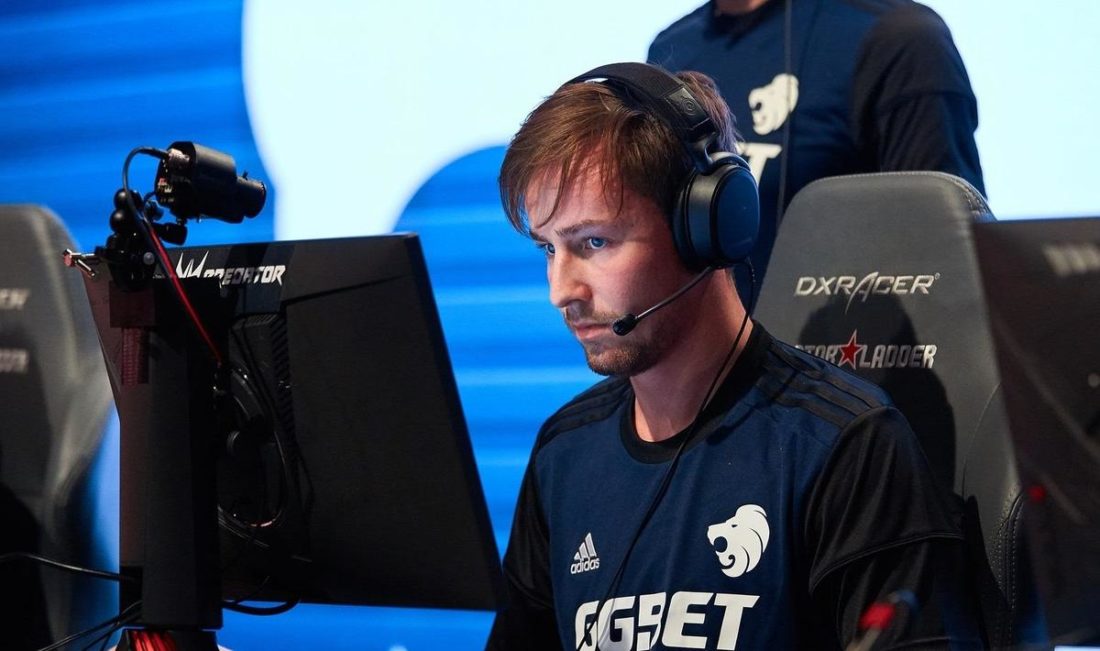 CadiaN wearing the SteelSeries Arctis Pro (From:Gaimer).
