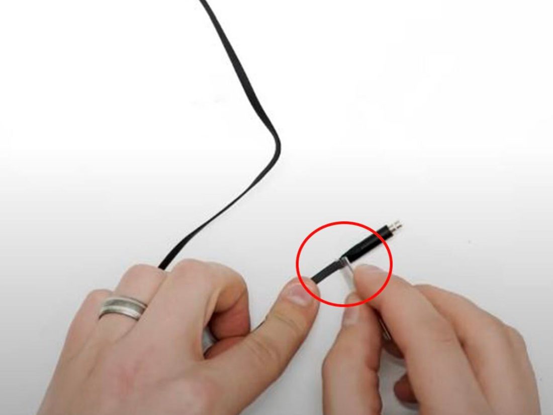 Cut the damaged AUX cable as near to the base as possible. (From: Youtube/Joe's Gaming & Electronics)