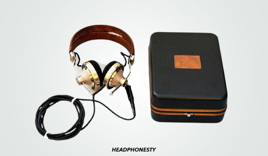 Pioneer SE-L40 headphones and case. (From: pinterest.com https://www.pinterest.com/pin/18507048445719110/)