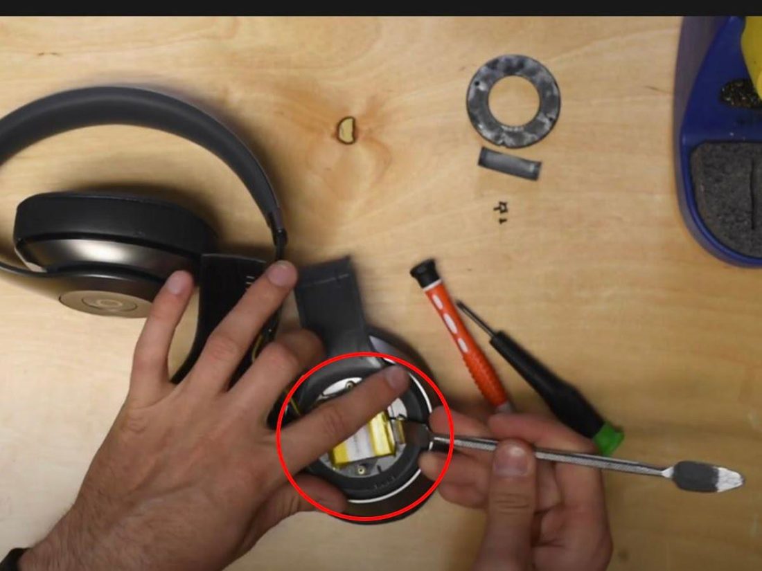 Pry up the old battery from the adhesive. (From: YouTube/Joe’s Gaming & Electronics)