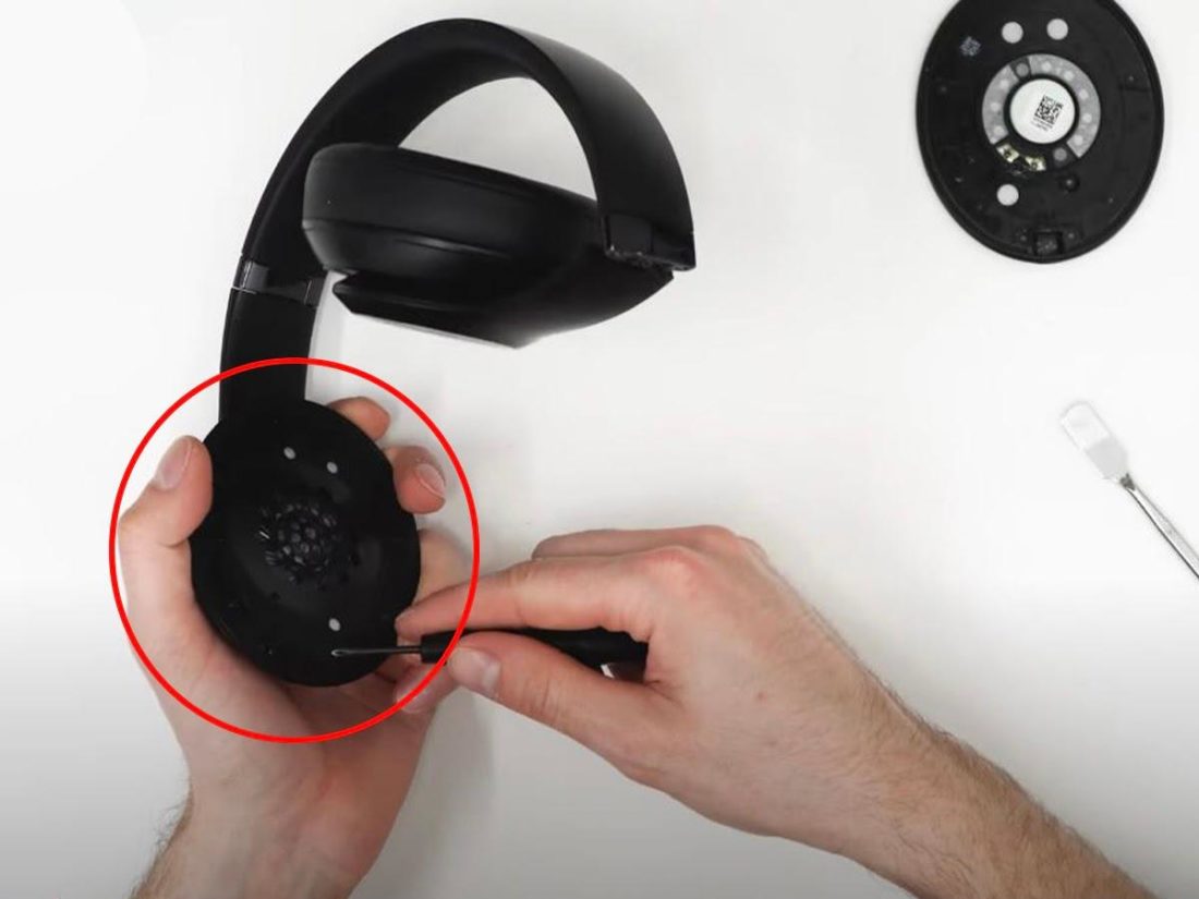 Taking apart ear cup (From: Youtube/Joe's Gaming & Electronics)