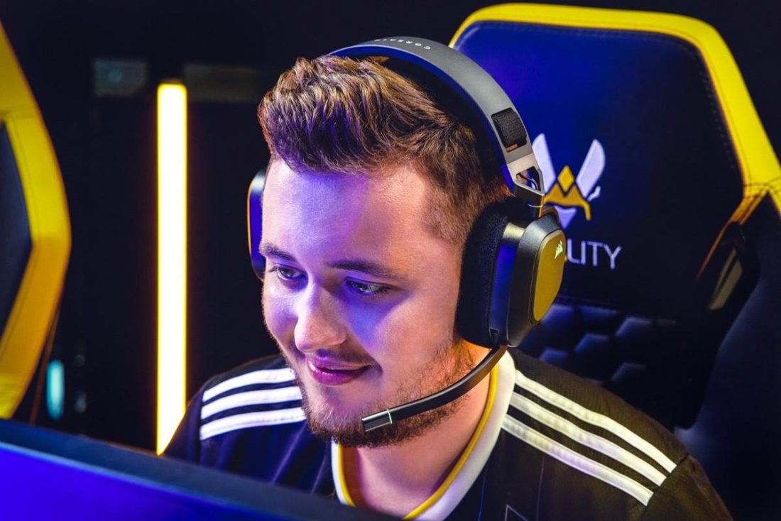 ZywOo wearing the Corsair HS80s (From: @CORSAIR on Twitter).