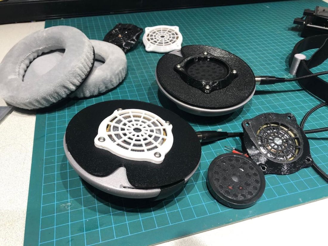 The Tymphany 50mm drivers came in white 3D printed mounts making them easy to differentiate from the black 40mm drivers.