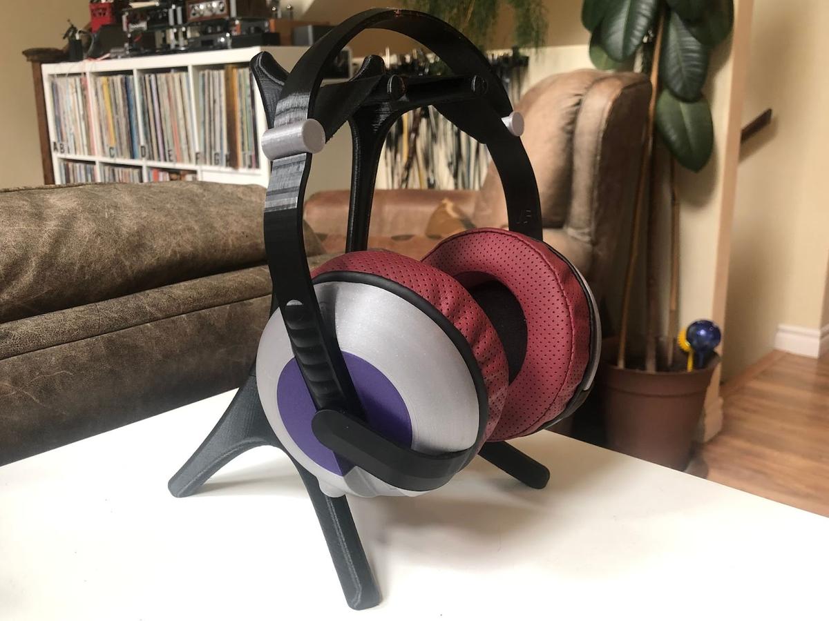The head(amame) headphones on the 3D printed stand included with the files.