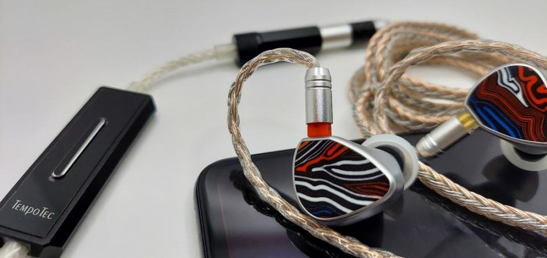 The stellar Shuoer EJ07M coupled to the E44 with the fantastic Tripowin Zonie 4.4mm cable.