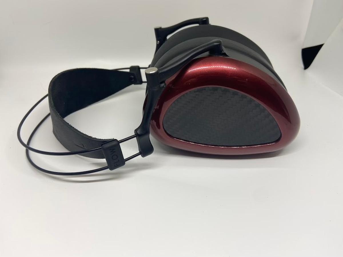 A side view of the Aeon 2c headphones unfolded.