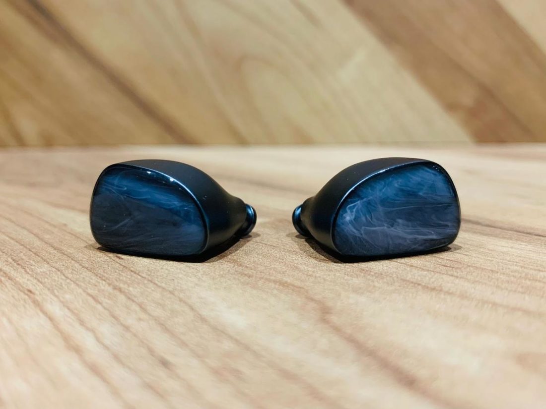 The shells have a mother of pearl motif, which is very unique in the sea (no pun intended) of black or silver-shelled IEMs. Perhaps this ties in with the Hawaiian backdrop of the Olina's roots?