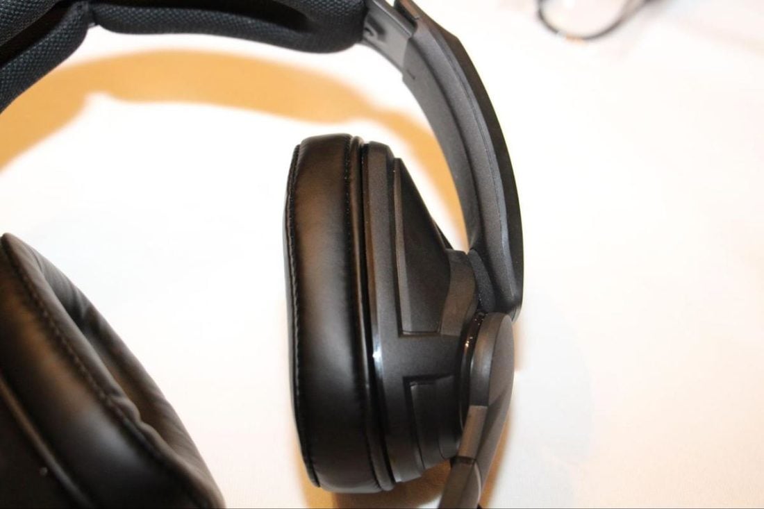 A closer look at the durable joint that connects the ear cup to the headband.