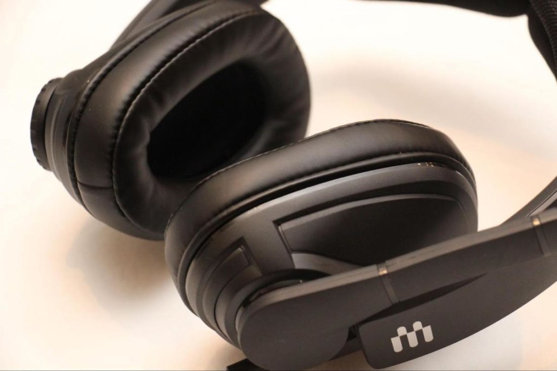 Closer look at the noise-cancelling ability of the ear cups on the GSP 302.