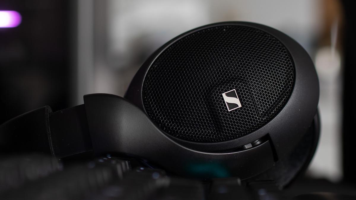The HD560S have a similar design language to the rest of the 500-series family.