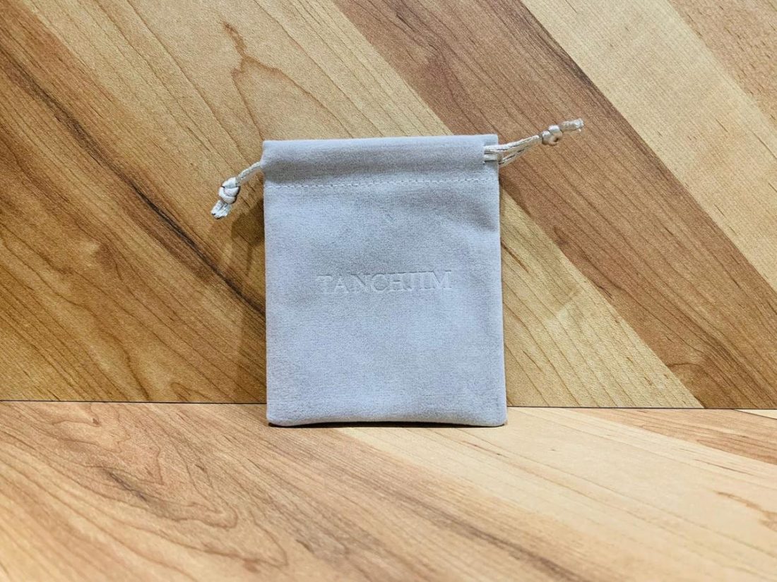 The soft carrying pouch is velvety and is embossed with Tanchjim’s logo.