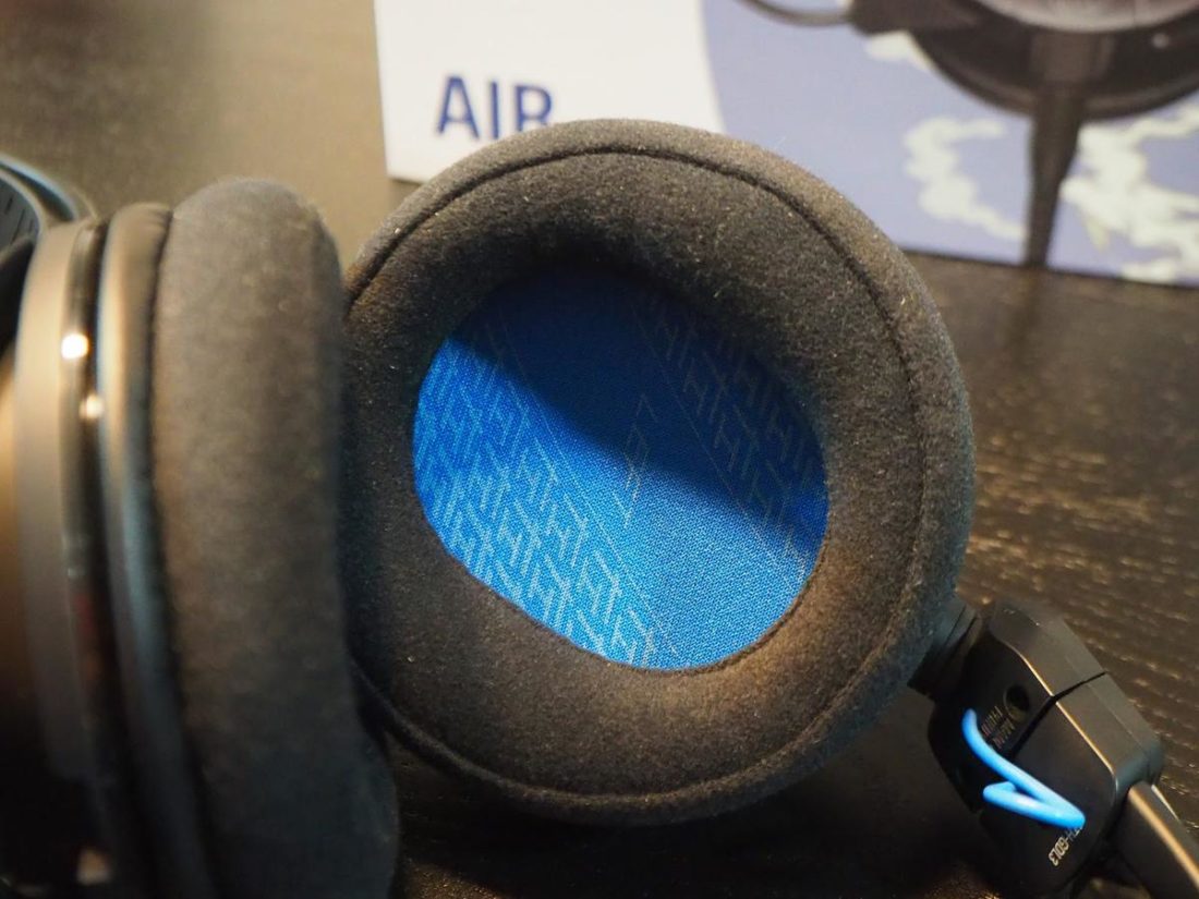 The Air's ear pads are fully made of fabric, allowing better ventilation.