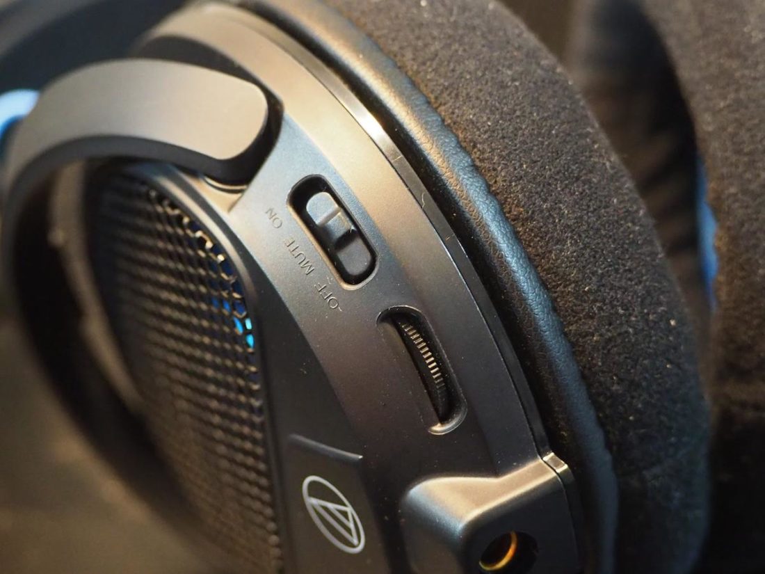 The buttons on the headphones for volume control and microphone muting are large enough for easy manipulation.