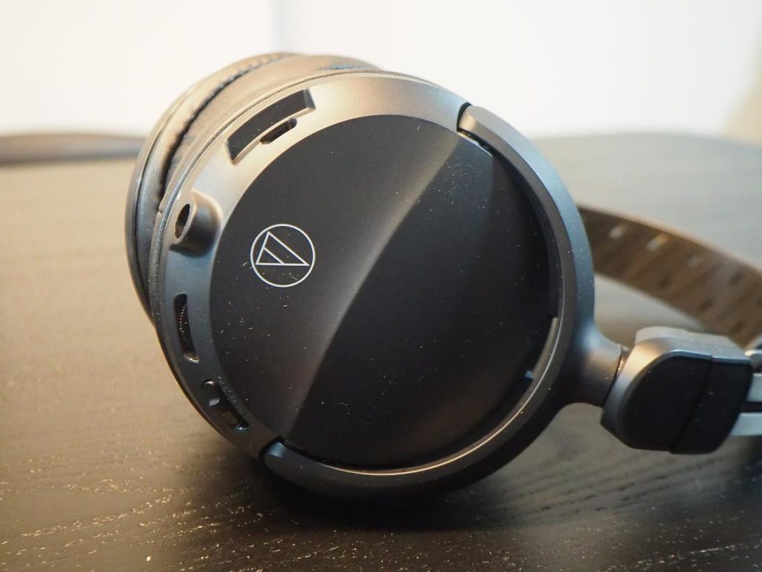 The ATH-GL3's closed ear cups provide better isolation and passive noise cancellation.
