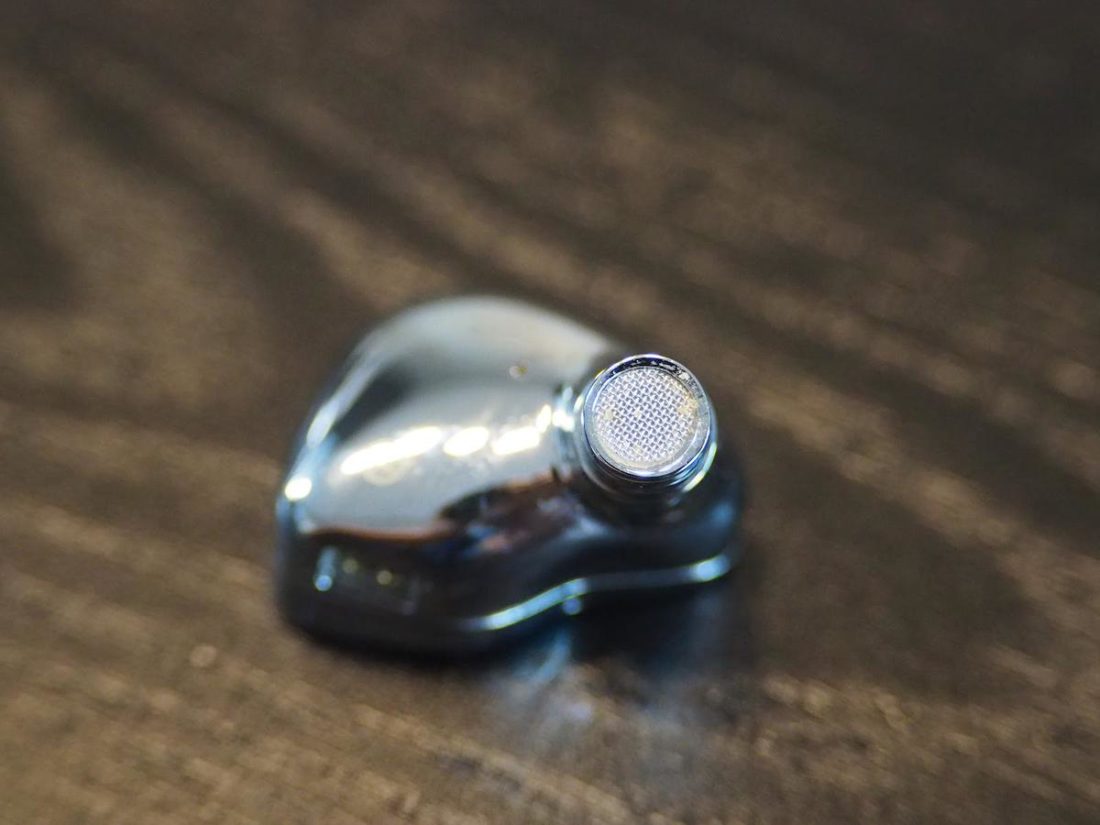 The mesh on top of the nozzle helps to prevent foreign material entering the IEMs.