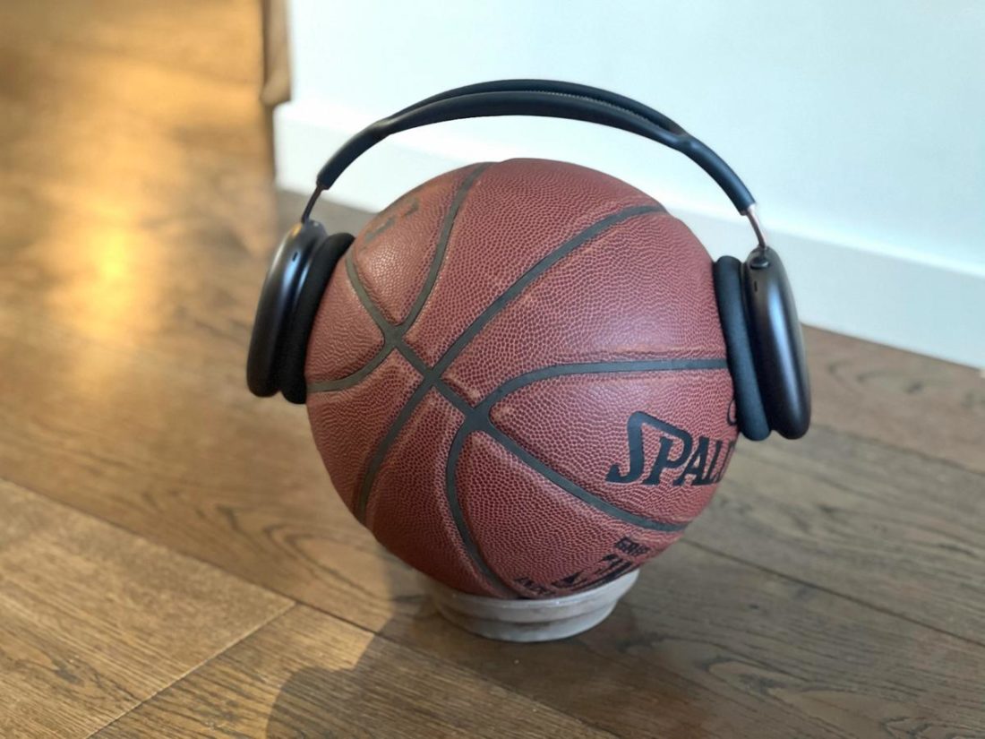 Stretching AirPods Max with basketball (From: Reddit/patrickplaggenborg)